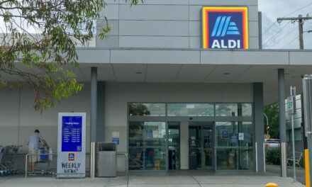 Supermarkets fight for staff: Aldi raises pay again